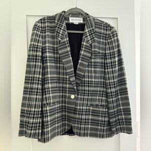 Vintage Jones New York Black and White Plaid Blazer. Size 10 (Womens Medium).